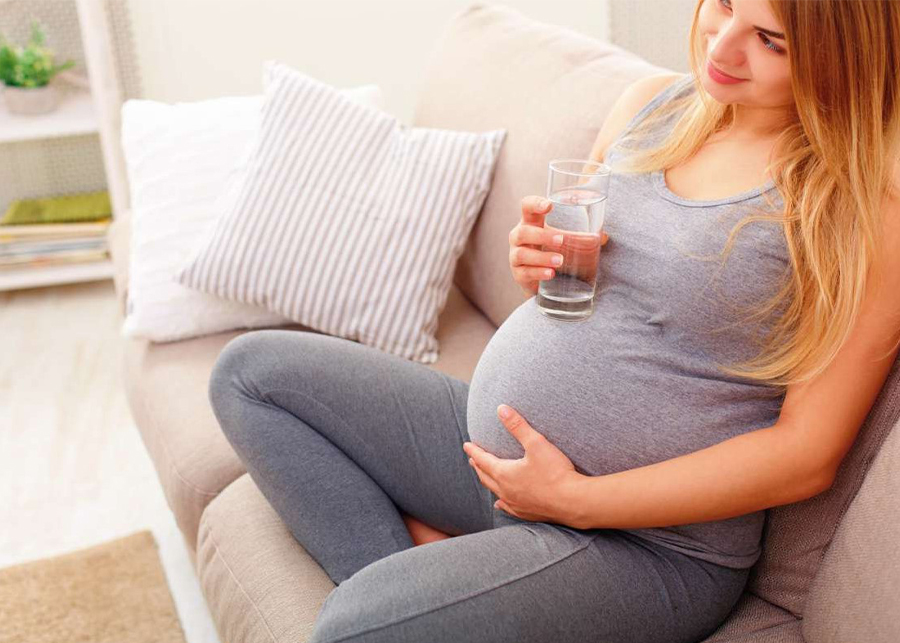 How Much Water Should a Pregnant Woman Drink?